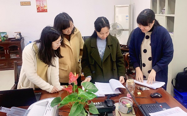 圖1為紀檢監察女干部共同梳理案件線索、研究分析案情。.jpg