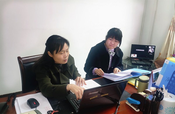 圖2為派駐紀檢監察組女干部研究派駐監督工作，全面掌握“家底”，確保派駐監督針對性、實效性。.jpg