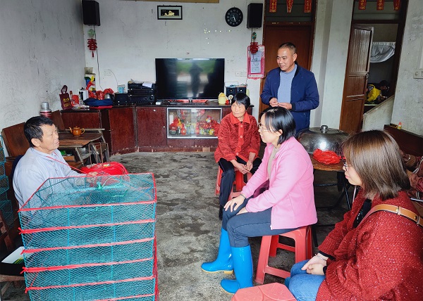 圖3為巡察女干部圖為巡察女干部走村入戶，營造宣傳氛圍，助推鄉村振興工作。.jpg