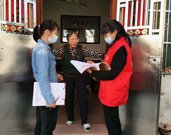 圖4為紀檢監察女干部春節前后到都城鎮城南社區，開展疫情防控排查登記工作。1.jpg