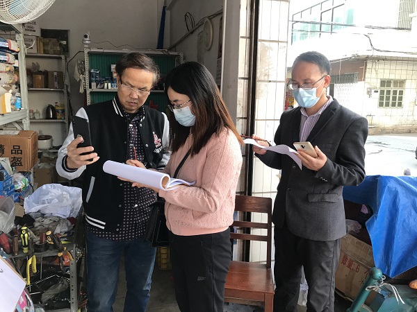 圖4為紀檢監察女干部春節前后到都城鎮城南社區，開展疫情防控排查登記工作。2.JPG