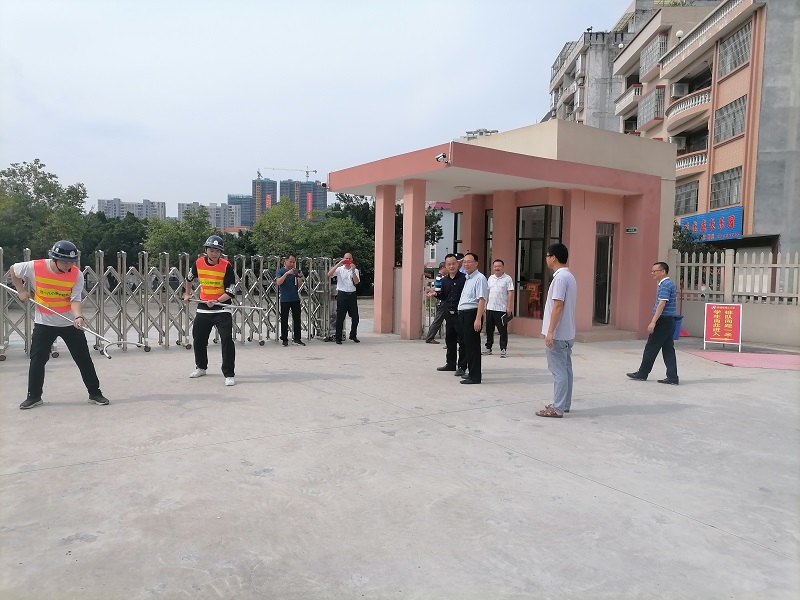 微信圖片_20210513101530縣領導譚樹才到縣四一八小學指導校園安保黨史學習教育等工作.jpg