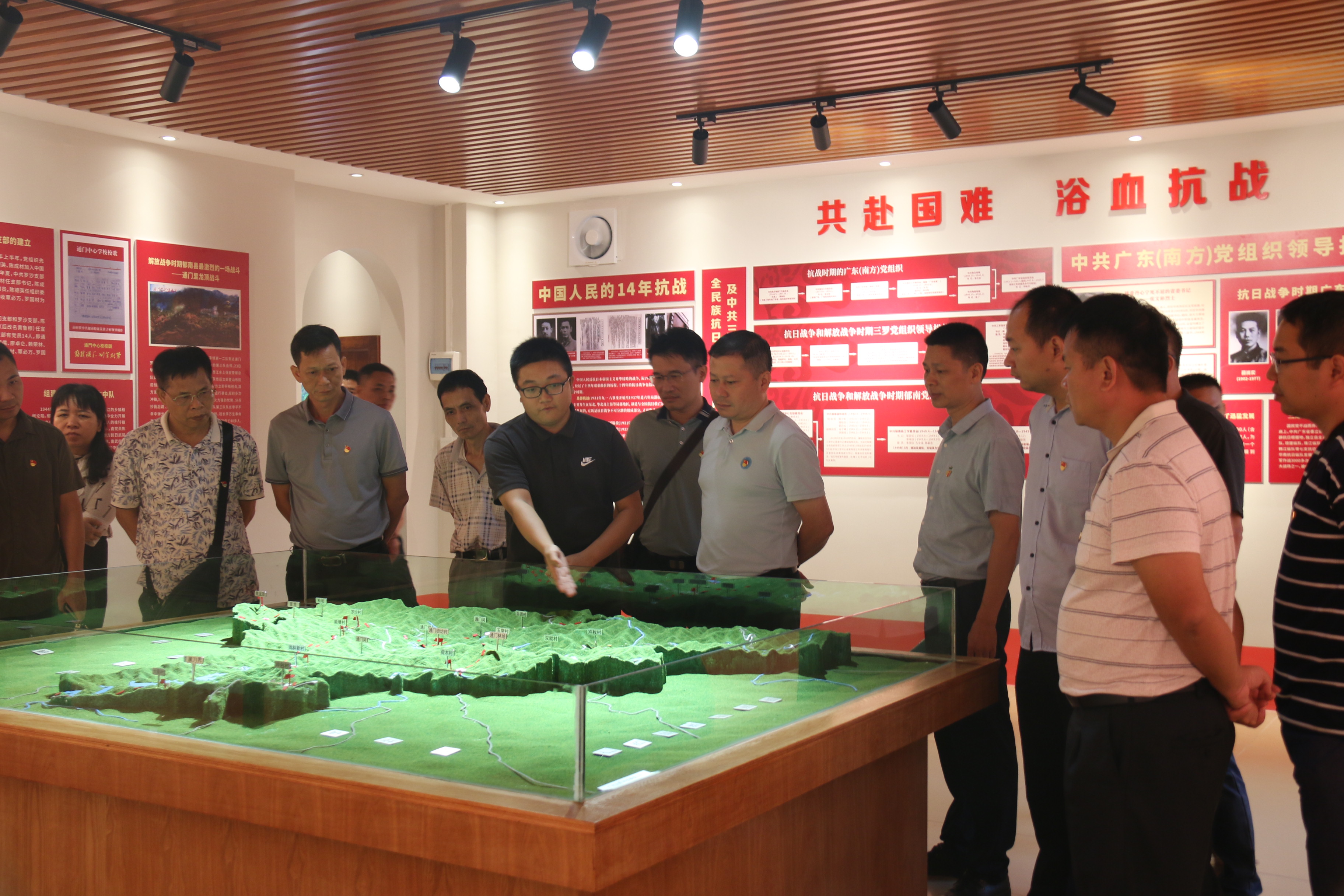 20.云浮市生態環境局郁南分局開展“傳承紅色基因、共話入黨初心”主題黨日活動（2）.JPG