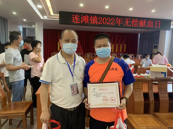 縣衛健局工作人員為榮獲銅獎無償獻血者發放榮譽證書.jpg