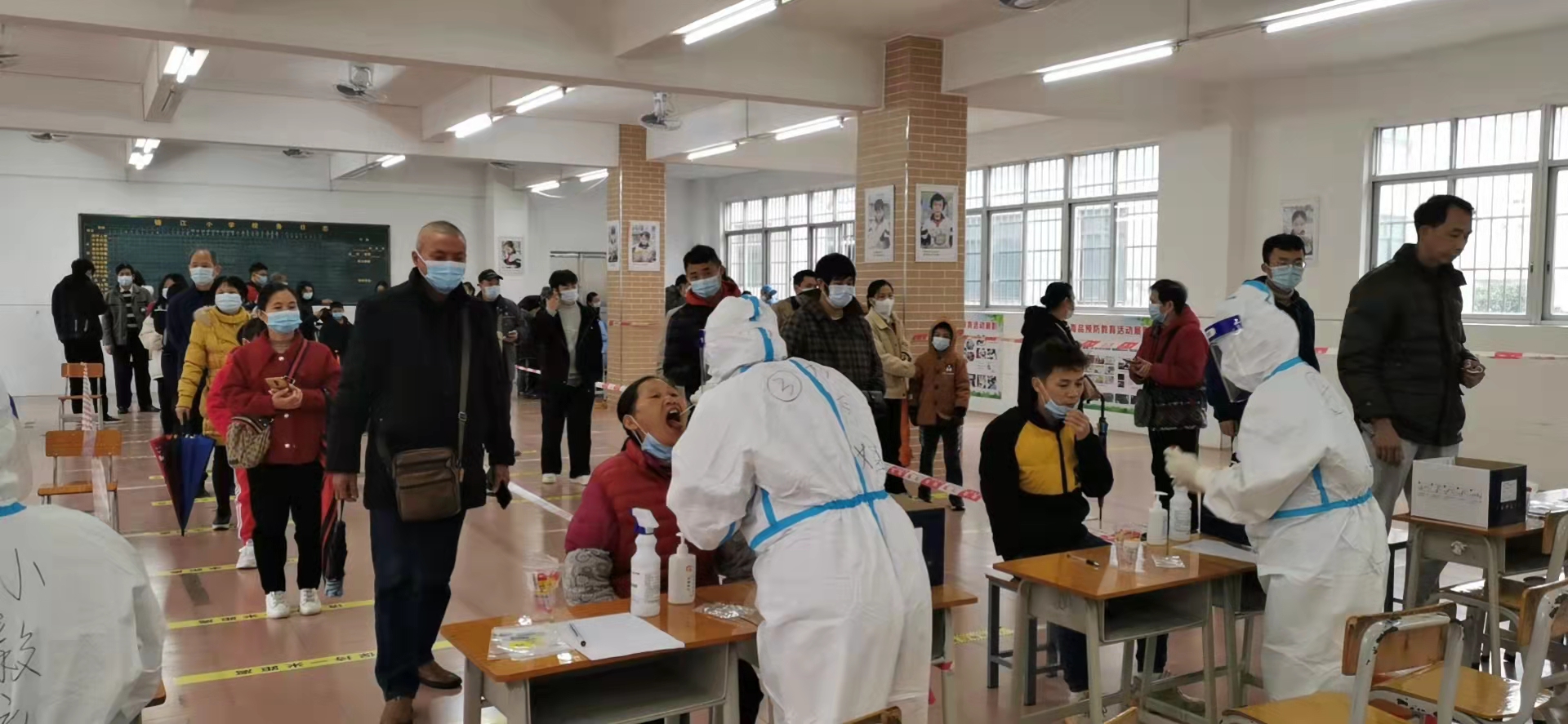 2022年2月8日【我為群眾辦實事實踐活動】2022年郁南縣發改局協助開展大規模核酸檢測工作   活動地點：郁南縣都城鎮四一八小學2.jpg