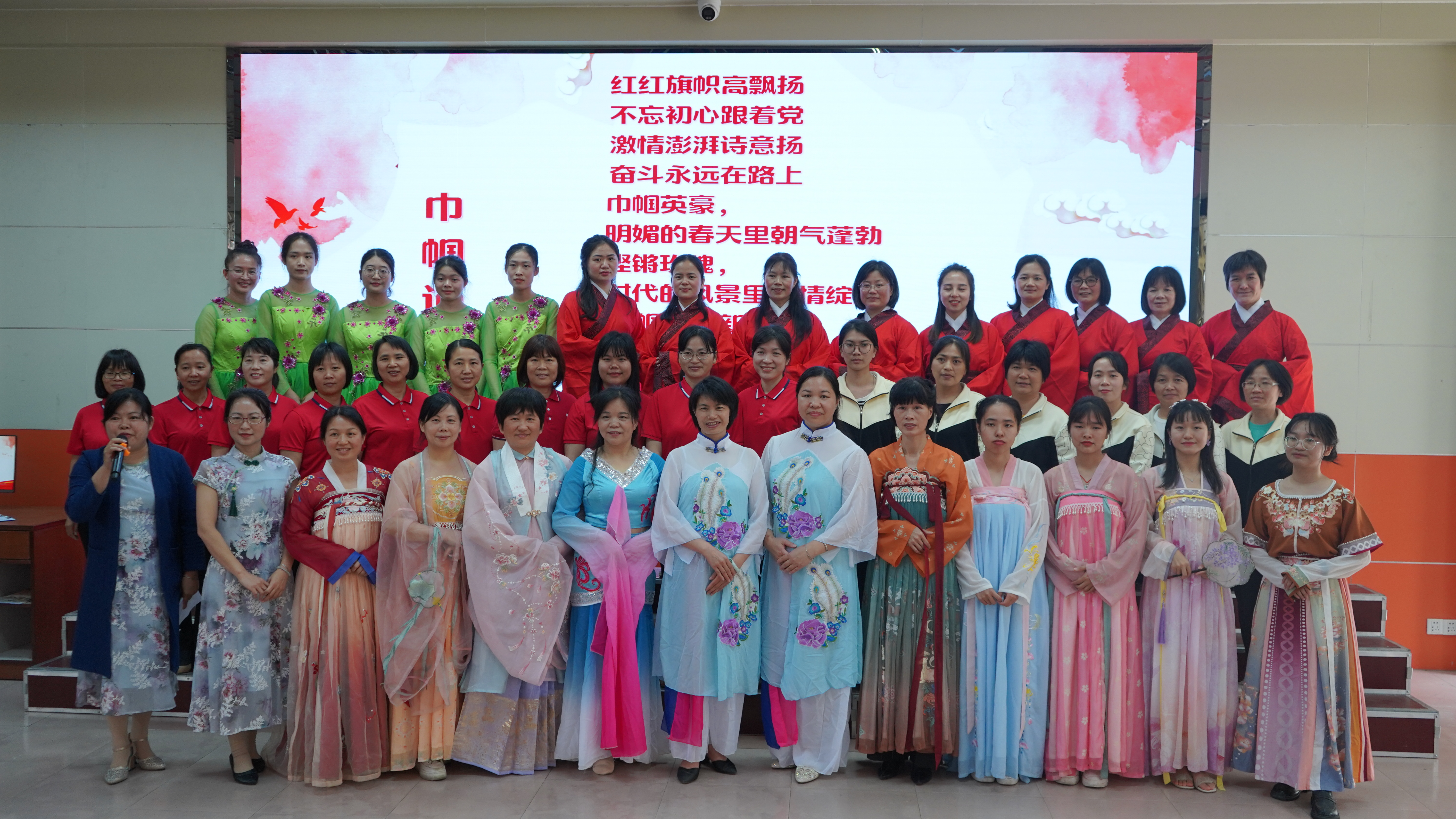 女教師齊誦《巾幗頌》.jpg