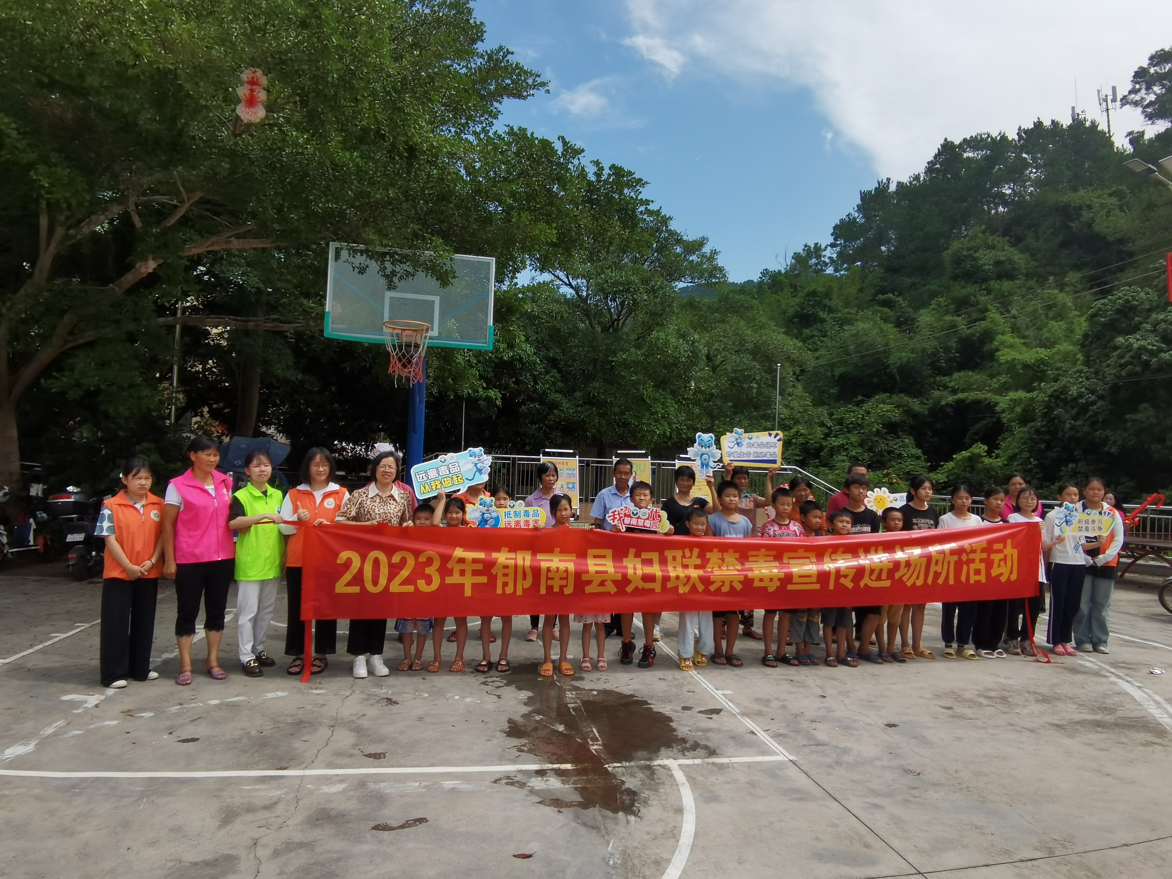 8.17縣婦聯(lián)到河口鎮(zhèn)河口村開展禁毒宣傳進(jìn)場所活動5.jpg