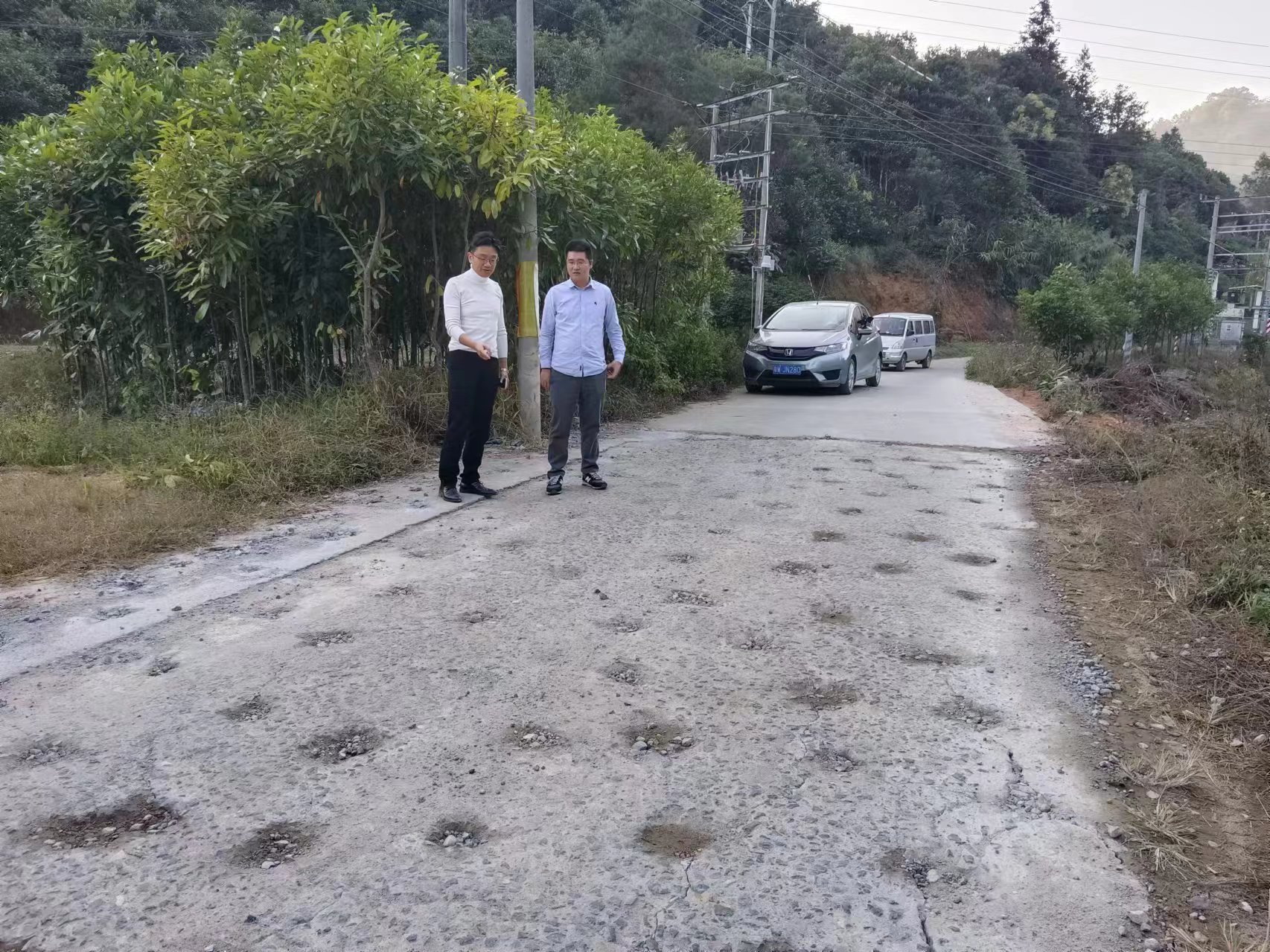 梅波（右一）和鎮(zhèn)領(lǐng)導(dǎo)到現(xiàn)場視察道路修復(fù)情況。  鐘梅 攝.jpg