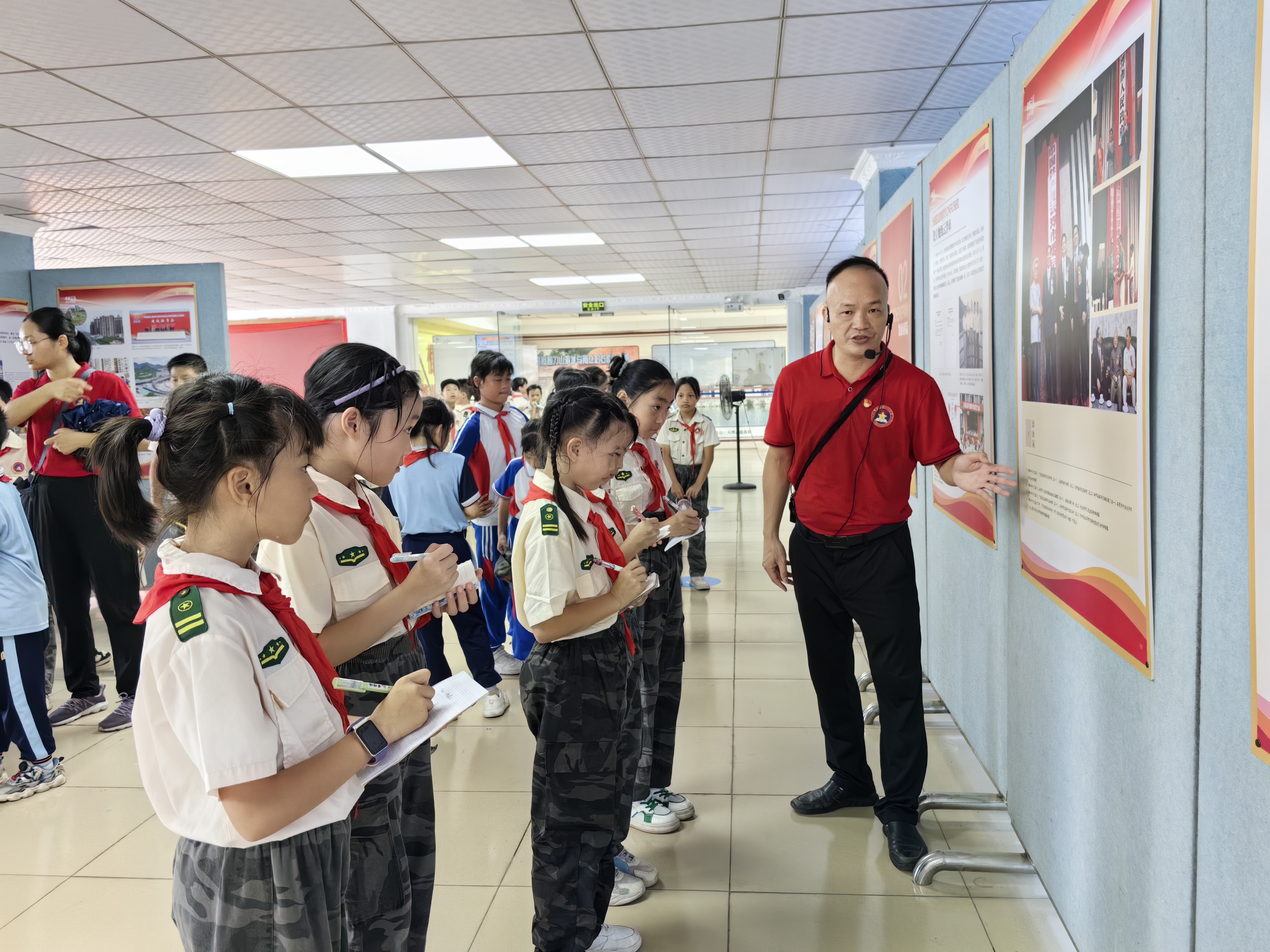 郁南縣四一八小學(xué)把建市30周年成果圖片展變成宣講黨的二十屆三中全會精神的思政課堂2.jpg