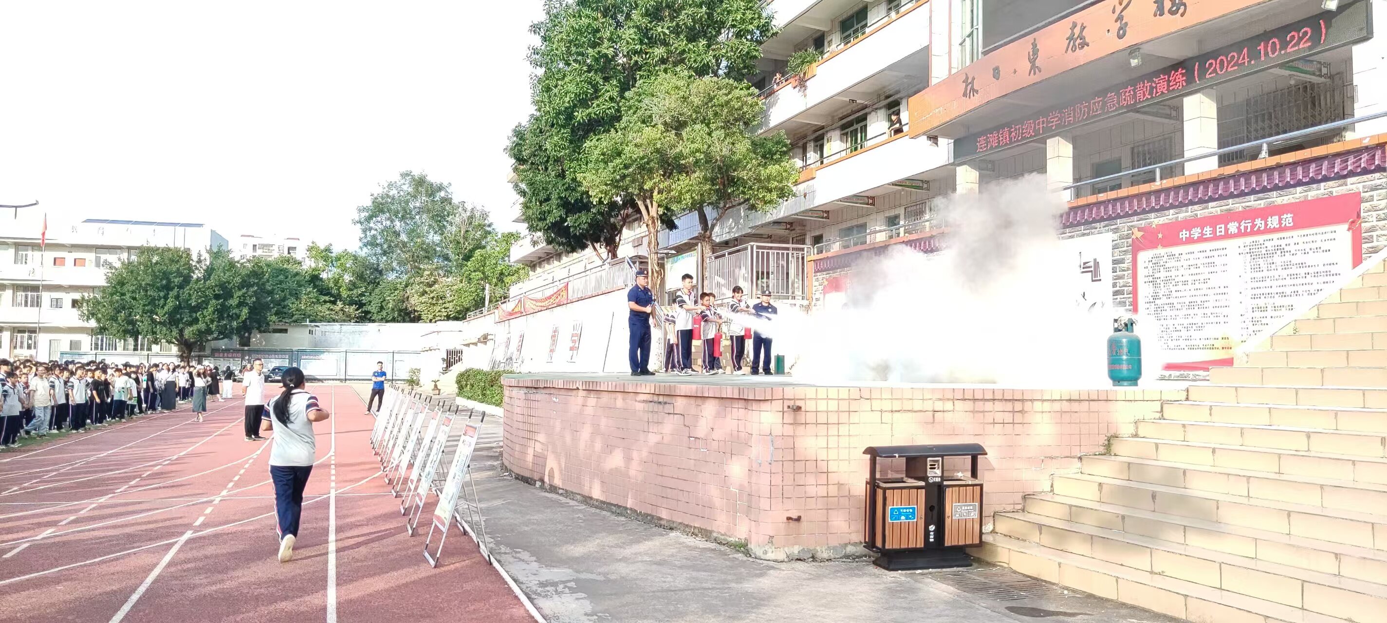 連灘鎮初級中學舉行應急疏散演練活動3.jpg