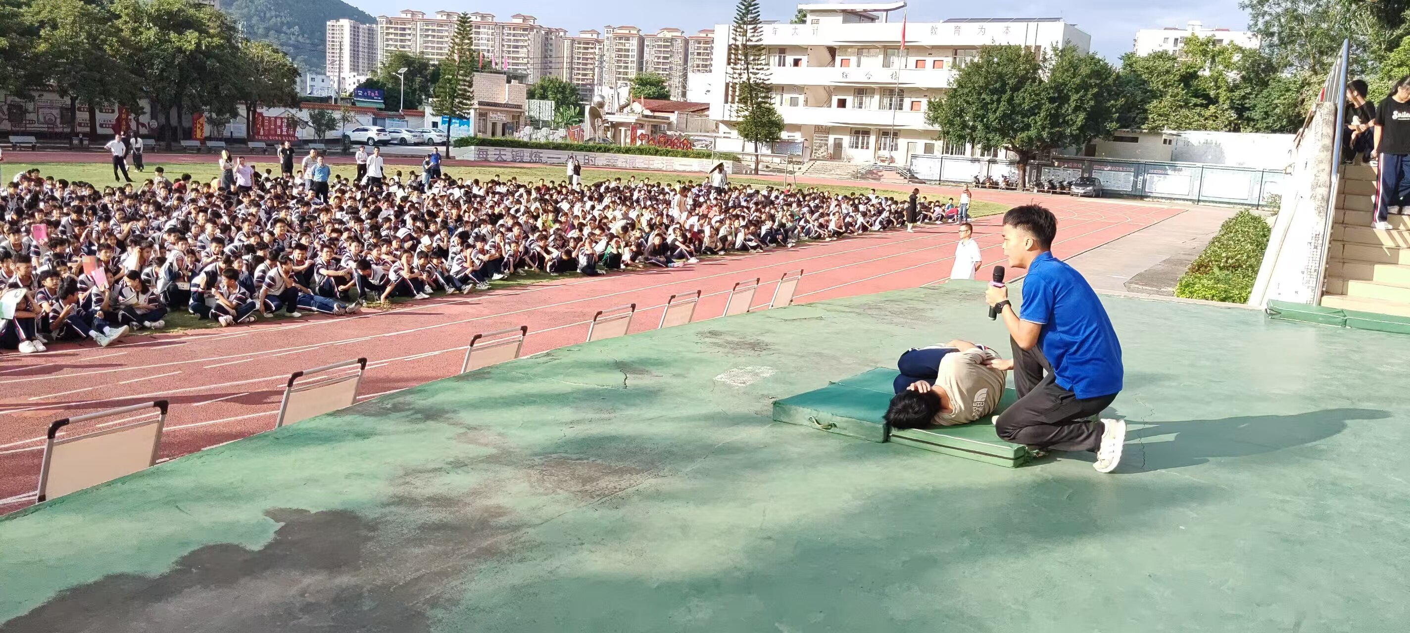 連灘鎮初級中學舉行應急疏散演練活動2.jpg
