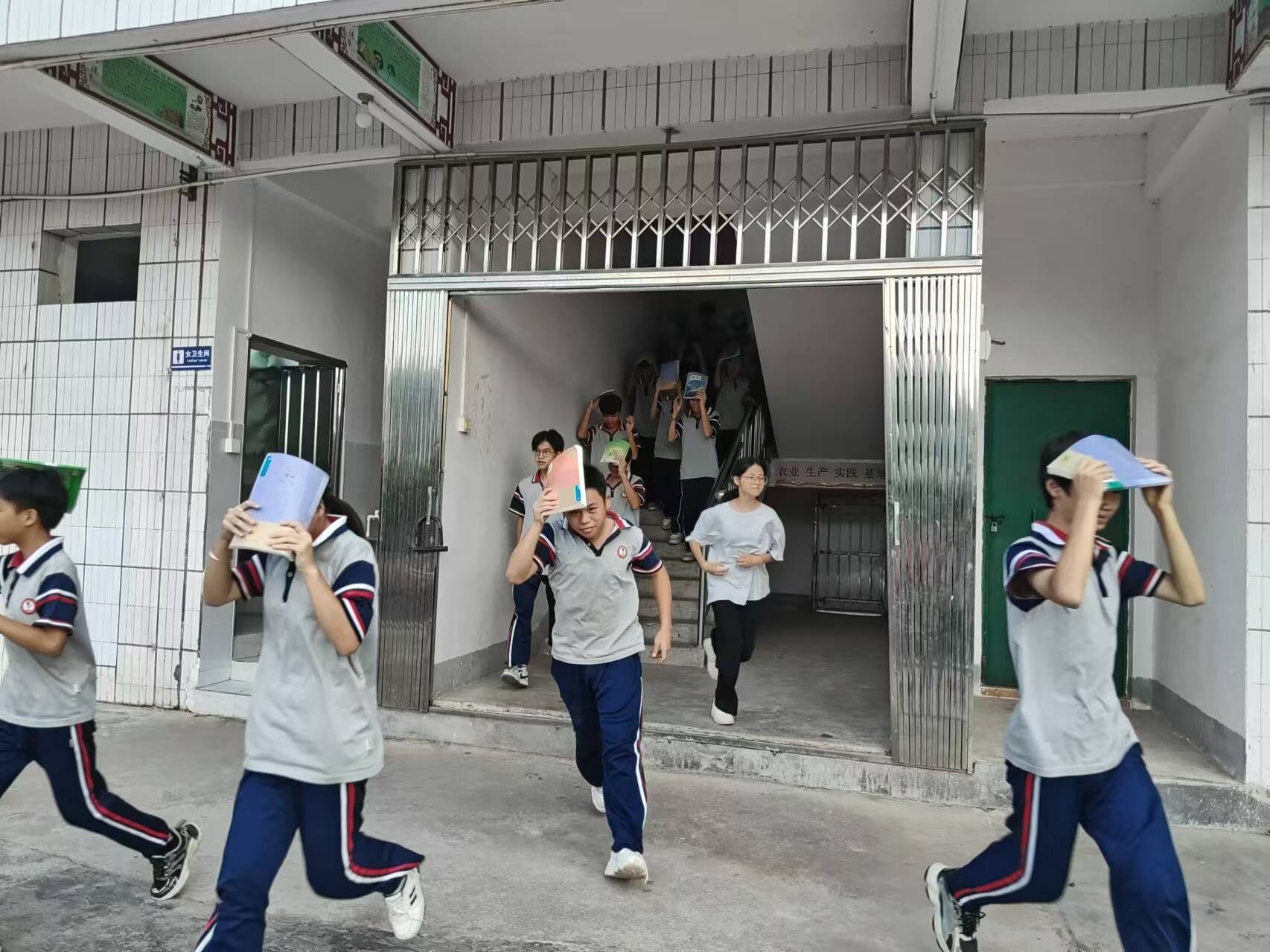 連灘鎮初級中學舉行應急疏散演練活動1.jpg