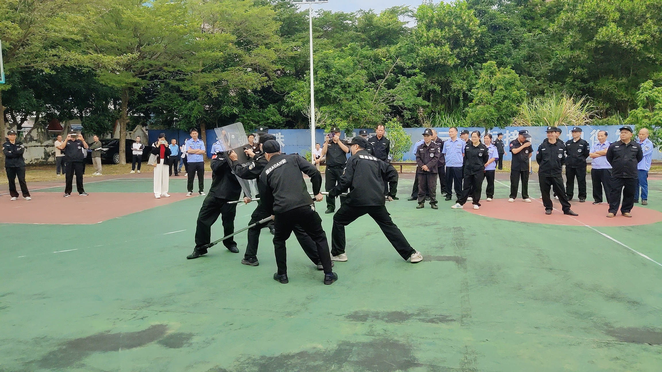 郁南縣教育系統(tǒng)舉辦校園安保人員業(yè)務(wù)培訓(xùn)暨防暴恐應(yīng)急處置實(shí)操演練活動(dòng)2.png