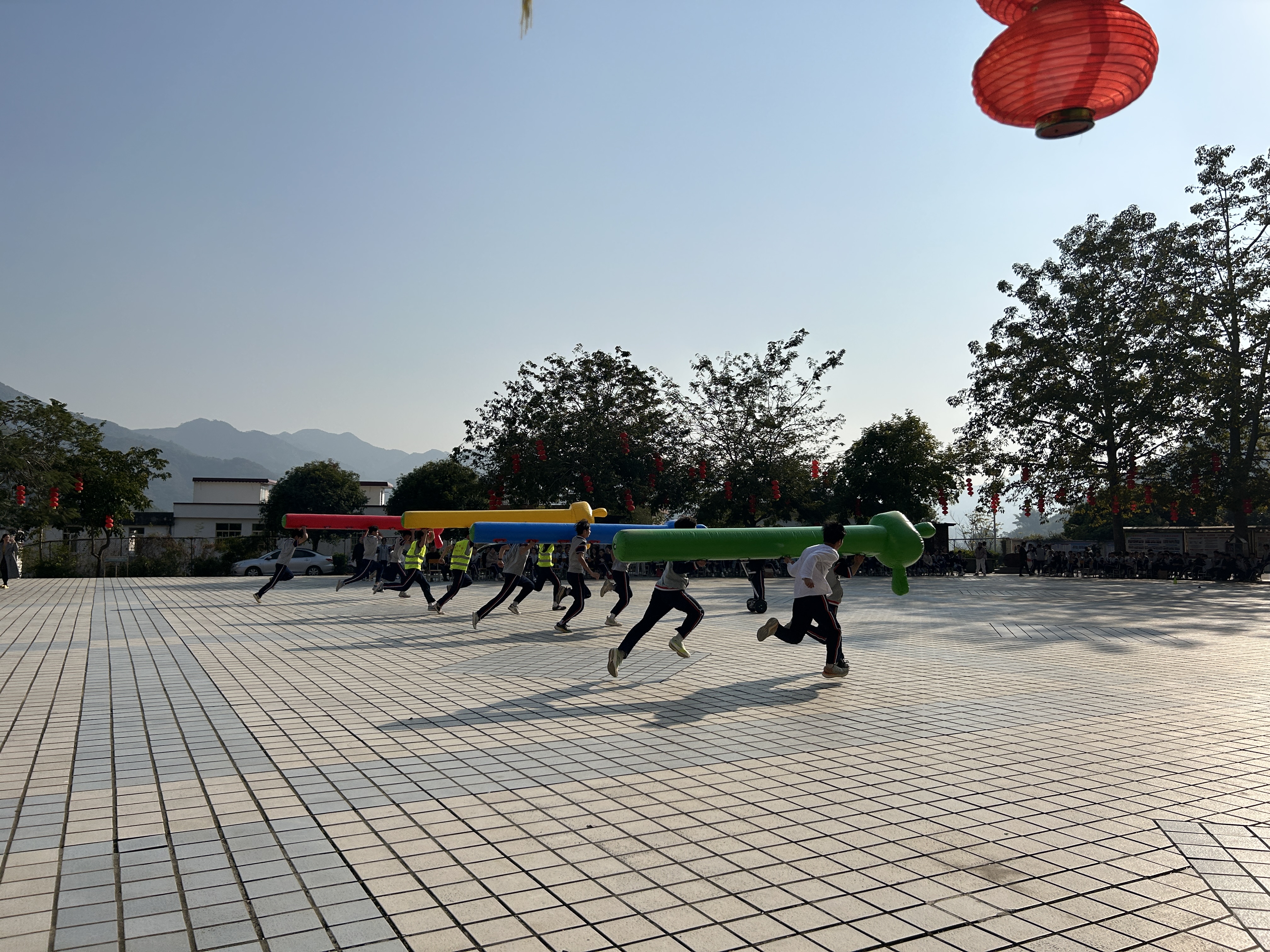 郁南縣桂圩鎮(zhèn)初級中學(xué)舉行2024年秋季趣味運(yùn)動會3.jpg