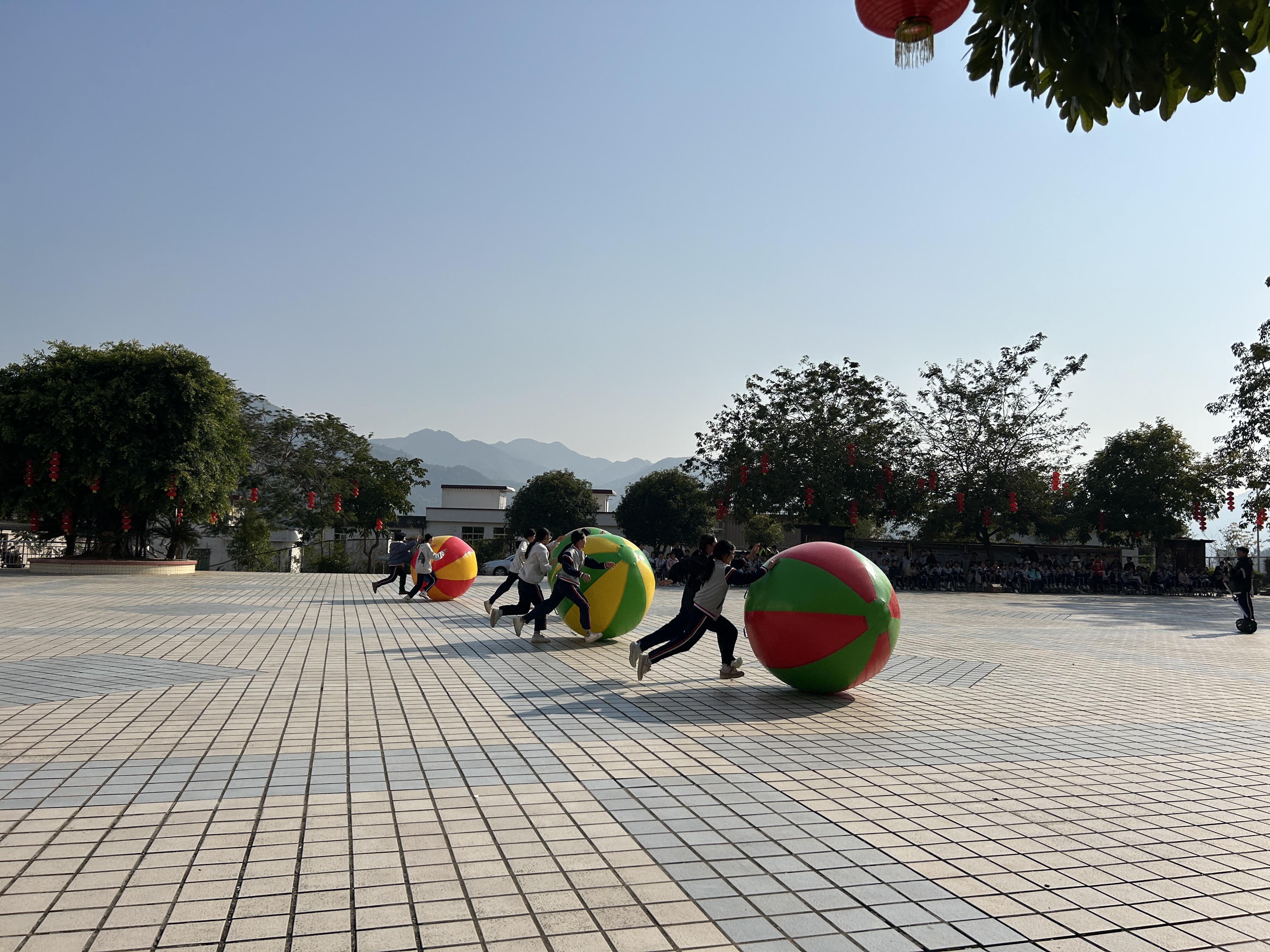 郁南縣桂圩鎮(zhèn)初級中學(xué)舉行2024年秋季趣味運(yùn)動會4.jpg