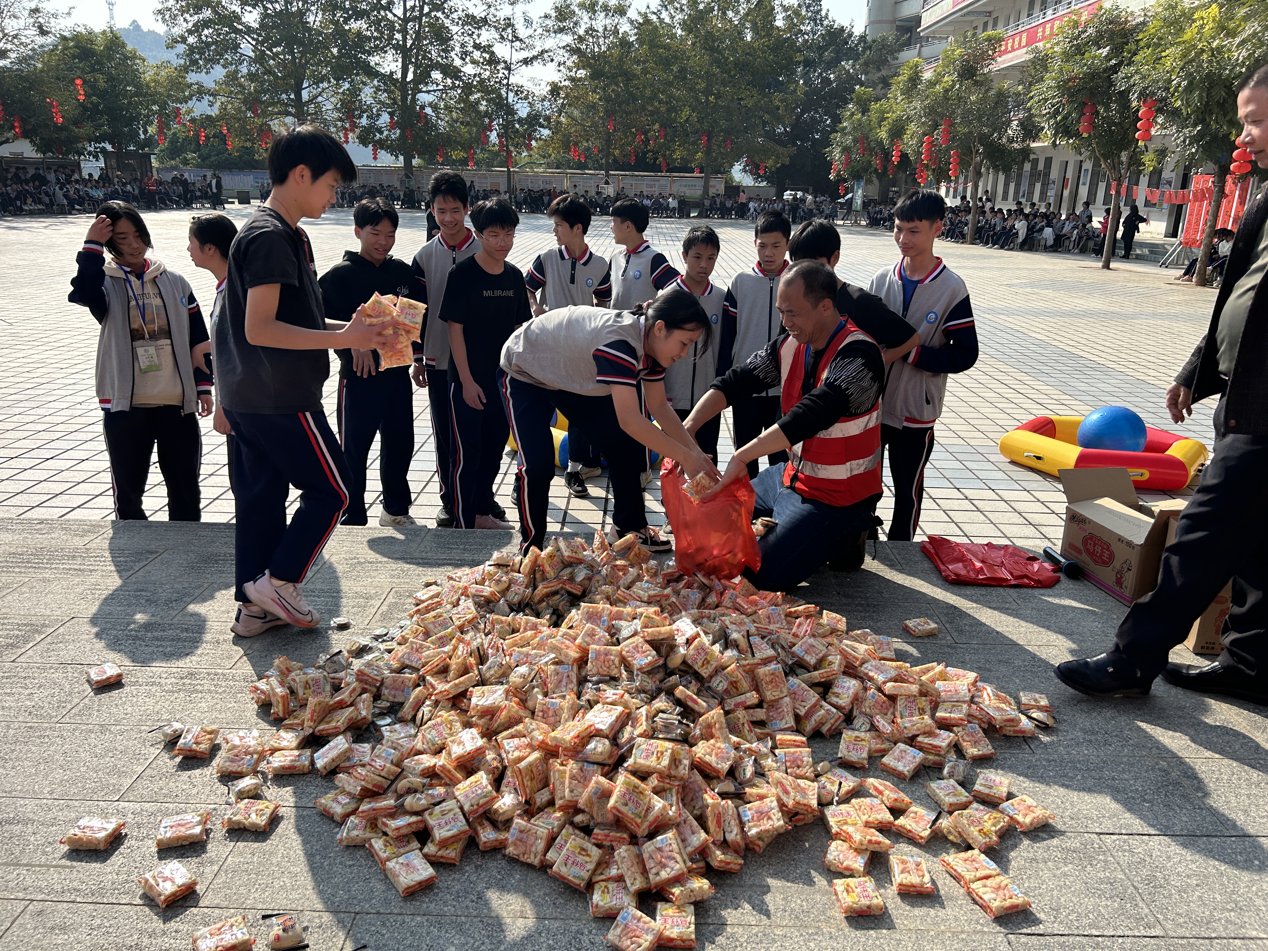 郁南縣桂圩鎮(zhèn)初級中學(xué)舉行2024年秋季趣味運(yùn)動會2.jpg
