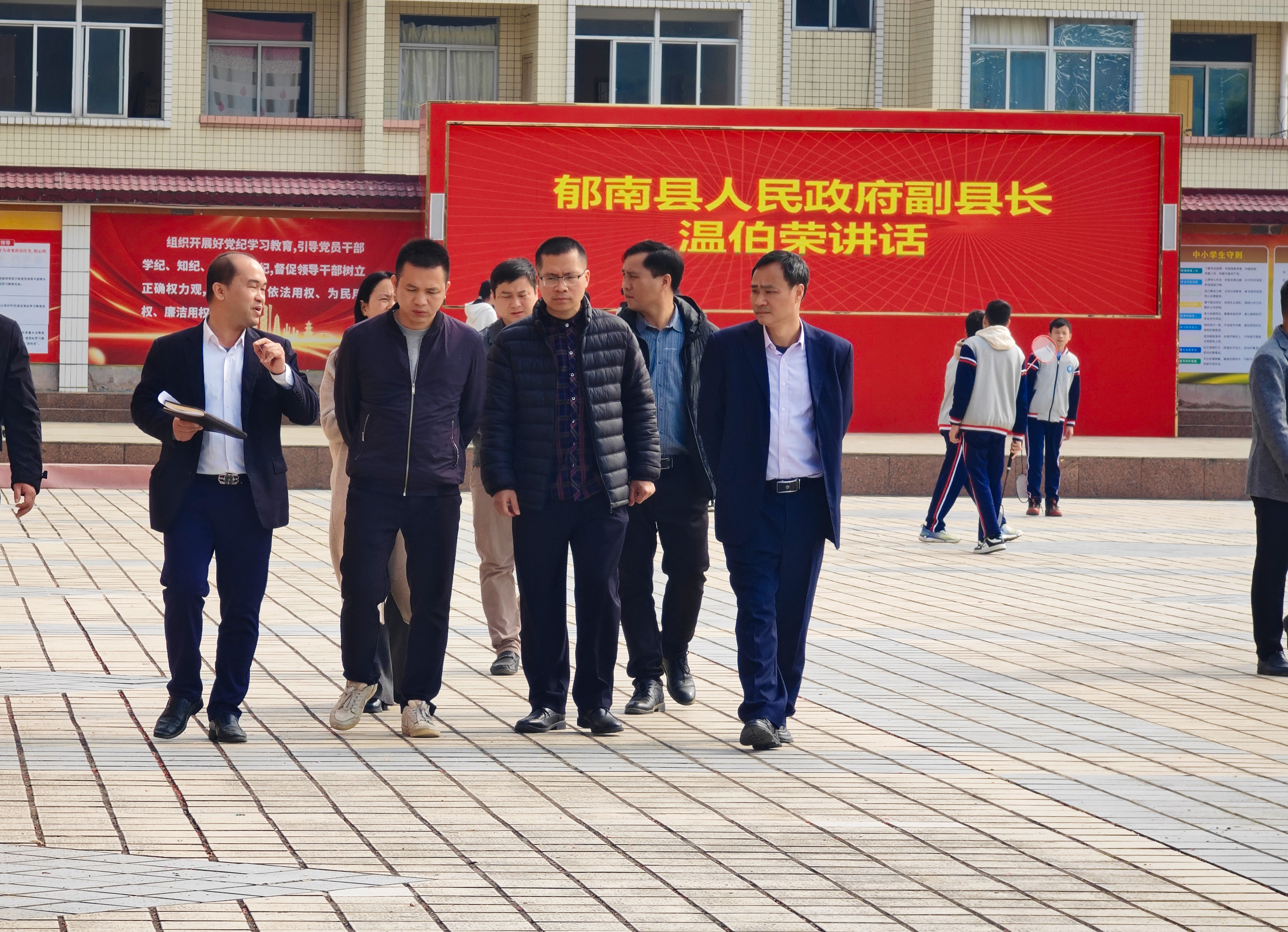郁南縣政協副主席林景桐到桂圩鎮初級中學上思政課4.jpg