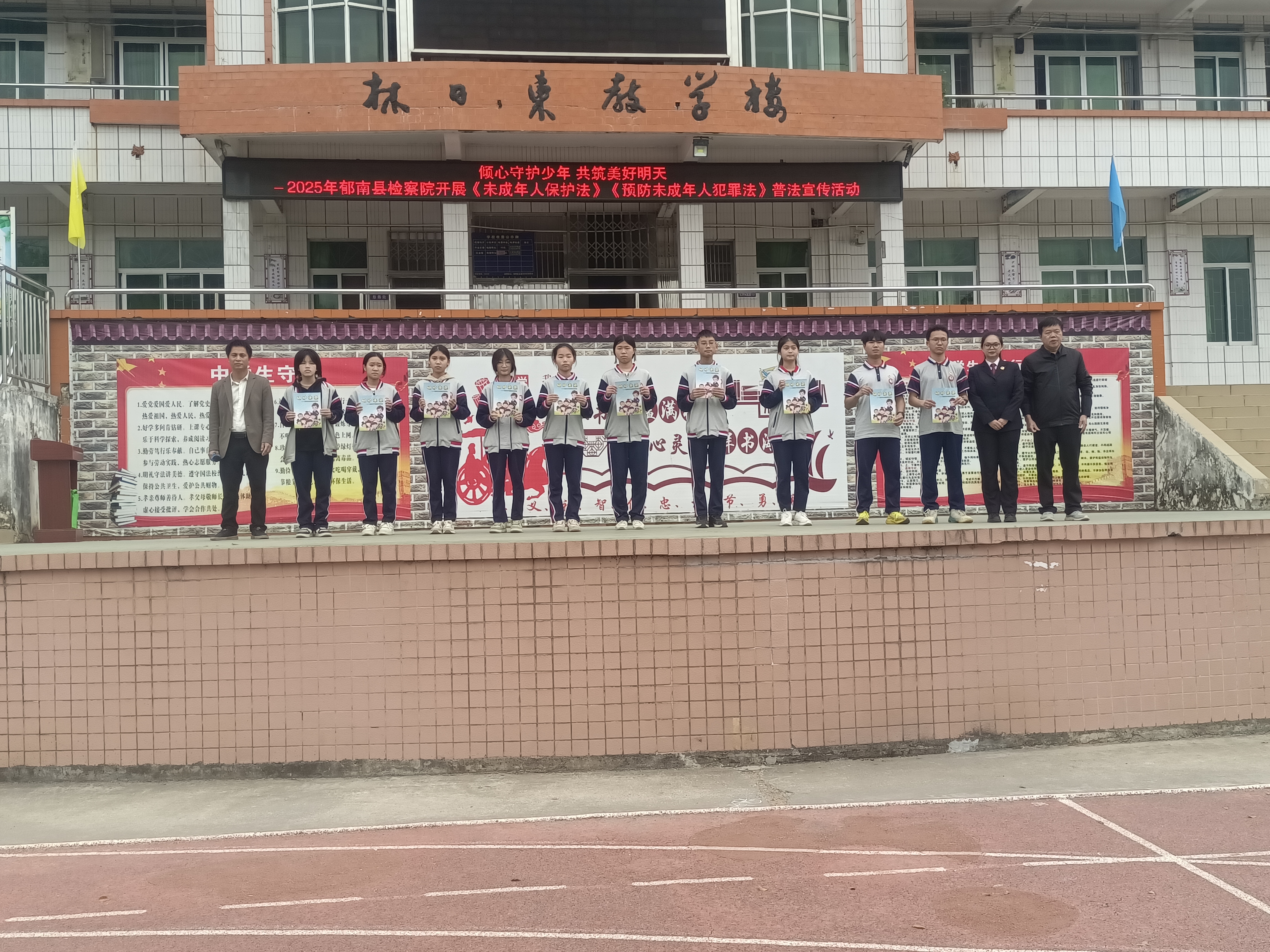 開(kāi)學(xué)新啟程，法治伴我行-連灘鎮(zhèn)初級(jí)中學(xué)開(kāi)展2025年“法治第一課”教育活動(dòng)2.jpg