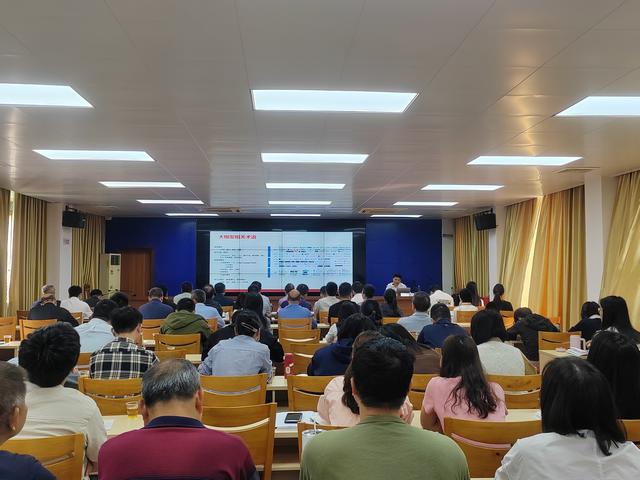 3.26,郁南縣市場監(jiān)管局舉辦AI(DeepSeek)賦能市場監(jiān)管領(lǐng)域應(yīng)用培訓(xùn)班照片3.jpg