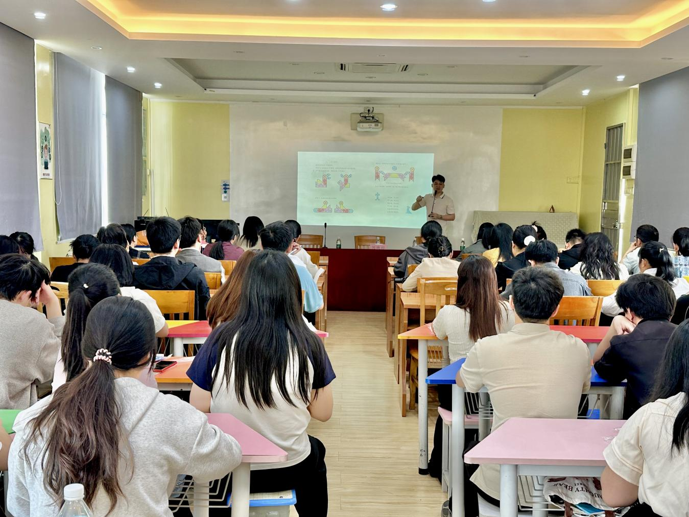 七巧啟智，共促科技教育——云浮市第五屆青少年科技七巧板創意制作競賽教師培訓班（郁南站）在都城鎮錦江小學舉辦1.png