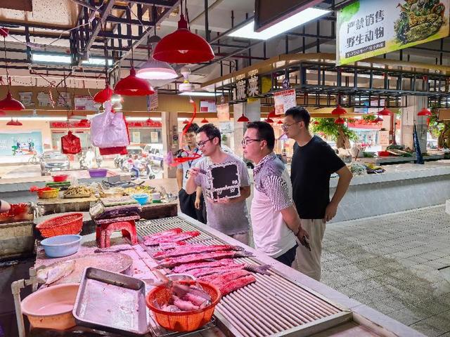 5.7郁南縣市場監管局開展電子秤專項檢查照片1.jpg