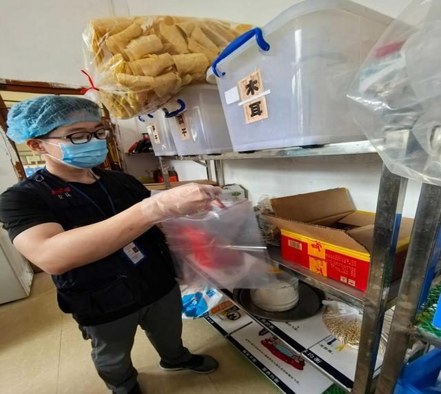 5.28,郁南縣市場監督管理局開展中高考考場食品安全監督抽檢工作照片1.jpg