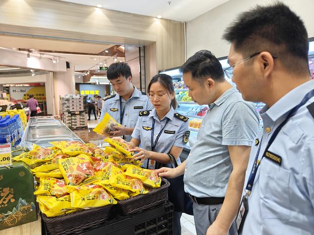5.30,郁南縣市場監(jiān)督管理局開展端午節(jié)前食品安全專項檢查行動照片2.jpg