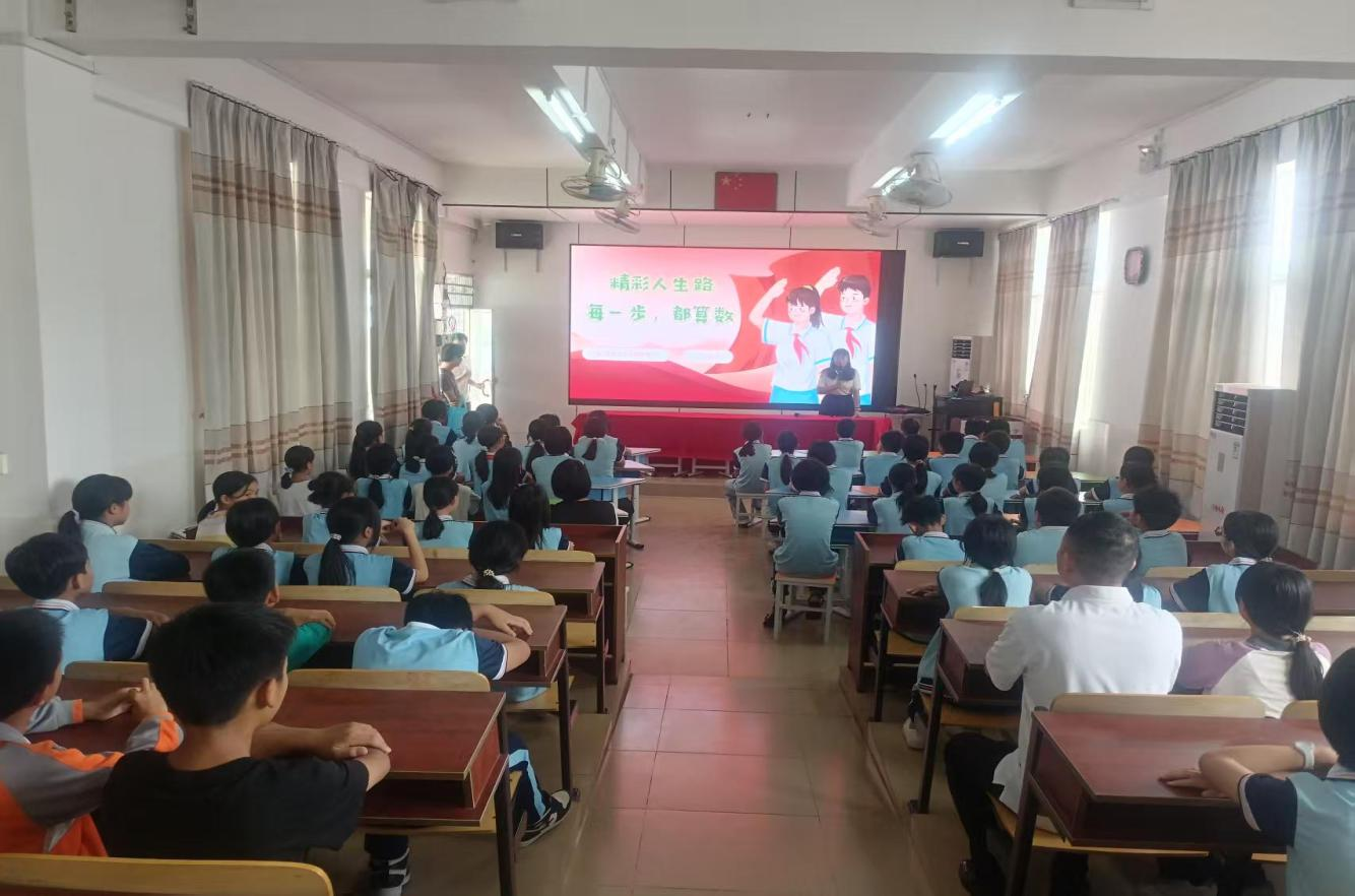 精彩人生路每一步，都算數——河口鎮政府主要領導到河口鎮中心小學上思政課1.png