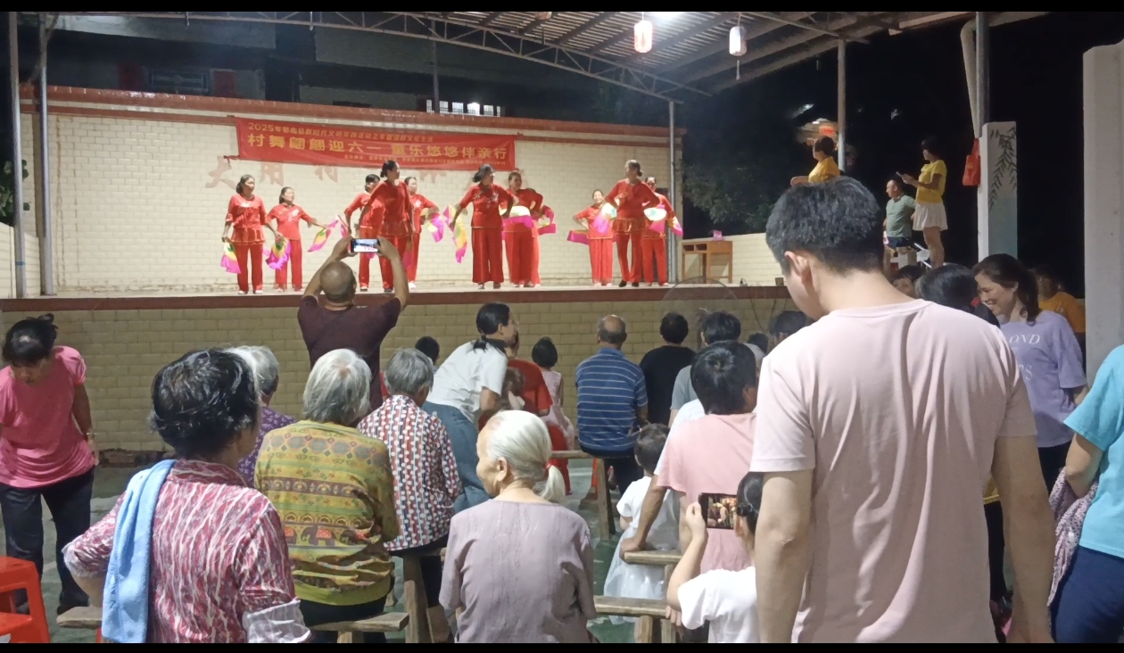 寶珠鎮(zhèn)：村舞翩翩迎六一 童樂(lè)悠悠伴親行 (2).jpg