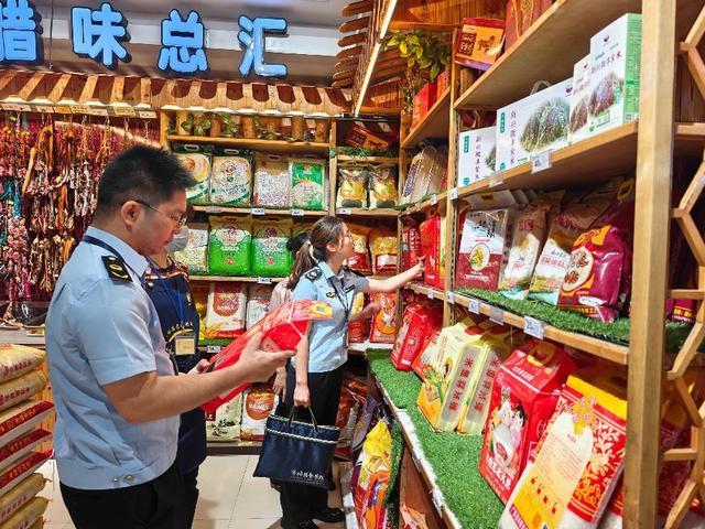 5.30，郁南縣市場監督管理局開展2025年專業市場等重點領域知識產權保護專項行動照片1.jpg