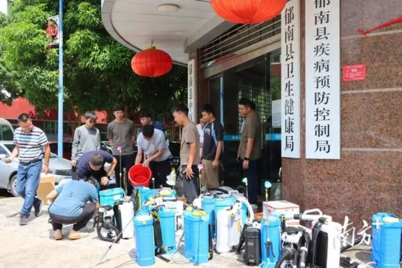 新興、云城、云安三個縣區組織力量前往郁南，支援防滅蚊行動。   張健珍 攝