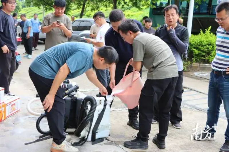 新興、云城、云安三個縣區組織力量前往郁南，支援防滅蚊行動。   張健珍 攝