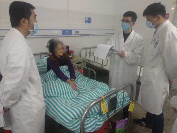 郁南縣人民醫院專家到桂圩鎮衛生院開展業務指導和教學查房工作.jpg