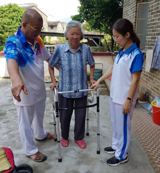 郁南縣第二人民醫院陳建平教授到腦卒中患者家中指導患者步態訓練.png
