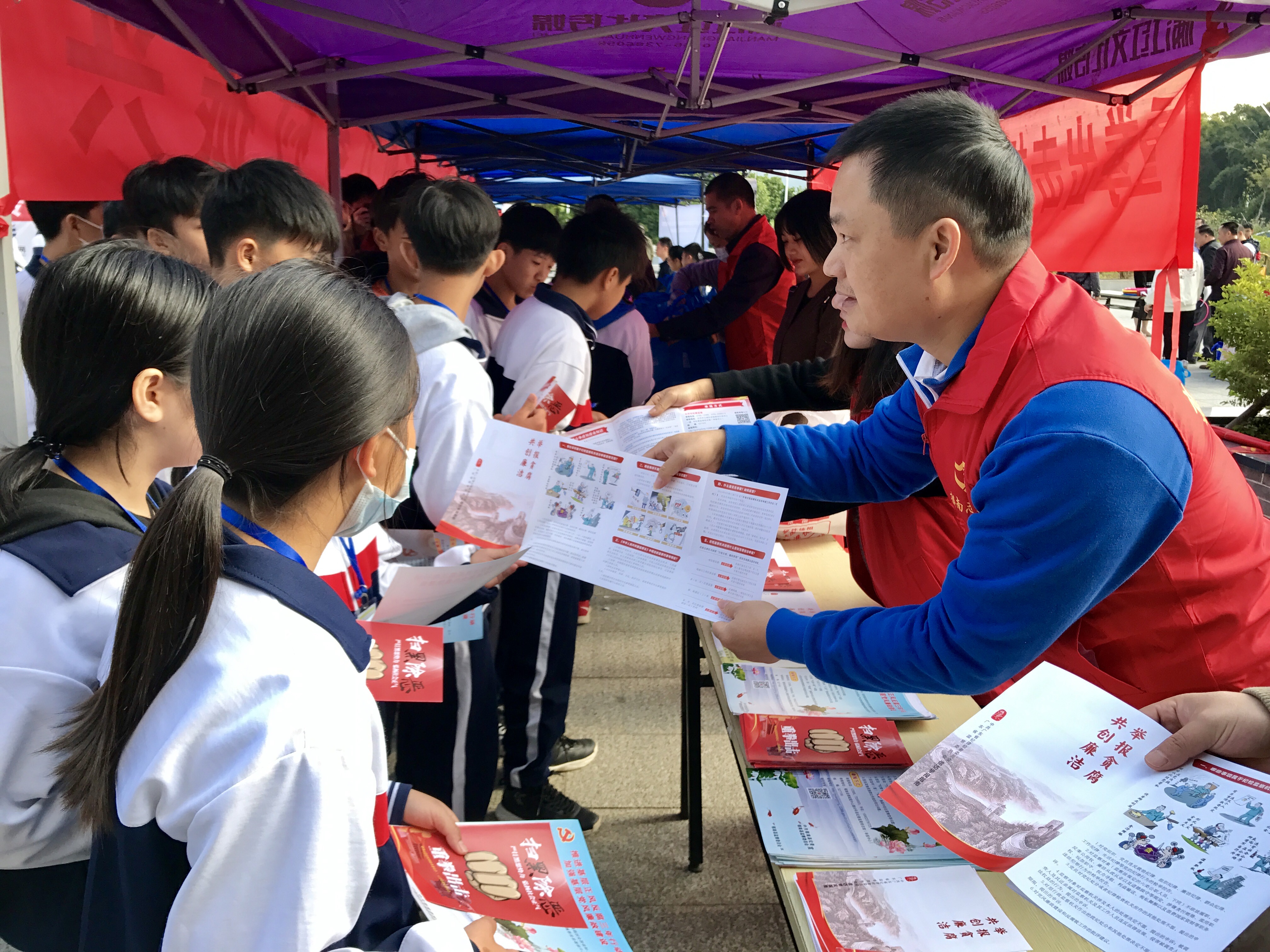 【南粵紀檢人 鏡頭】云浮市郁南縣紀委監委：將憲法宣傳結合反腐倡廉宣傳 為中學生上生動的“廉潔課”2.jpg