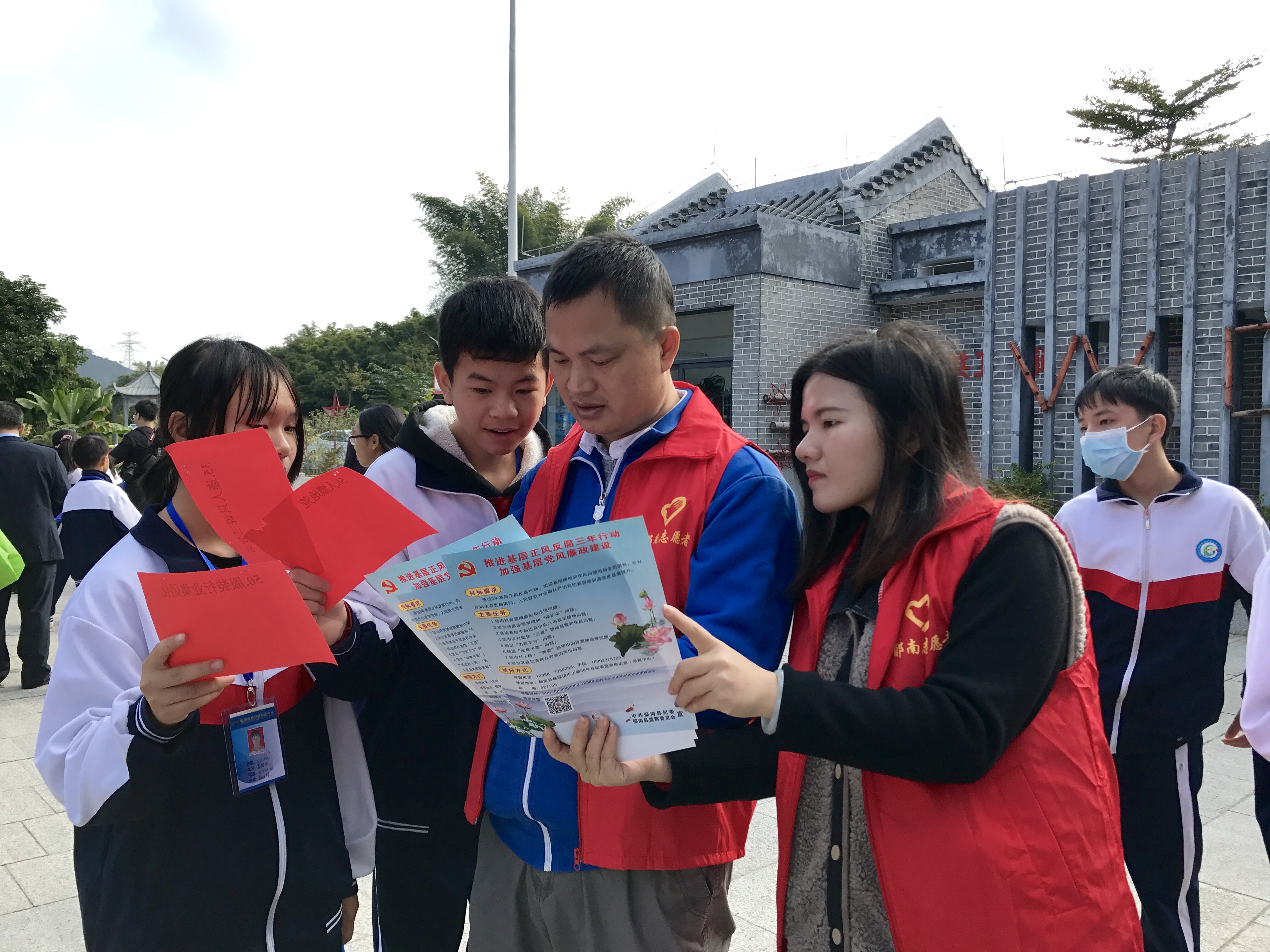 【南粵紀檢人 鏡頭】云浮市郁南縣紀委監委：將憲法宣傳結合反腐倡廉宣傳 為中學生上生動的“廉潔課”3.jpg